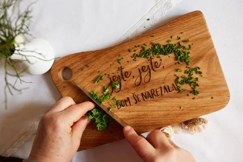 WOODEN BOARD ‘EAT, EAT, I WILL CUT MORE!’®